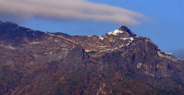 Luego de un fin de semana lluvioso y frío, así  lucio el Cofre de Perote  con nubosidad a su alrededor y nieve en la cima, se espera que las condiciones climáticas mejoren un poco previo al frente Frio 29.
