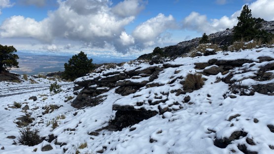 Luego de un fin de semana lluvioso y frío, así  lucio el Cofre de Perote  con nubosidad a su alrededor y nieve en la cima, se espera que las condiciones climáticas mejoren un poco previo al frente Frio 29.