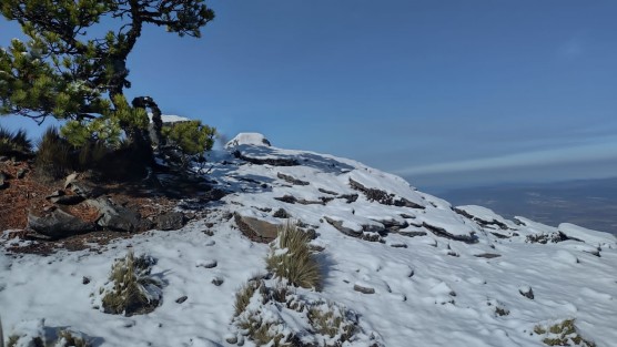 Luego de un fin de semana lluvioso y frío, así  lucio el Cofre de Perote  con nubosidad a su alrededor y nieve en la cima, se espera que las condiciones climáticas mejoren un poco previo al frente Frio 29.