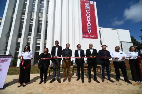 El gobernador Cuitláhuac García inauguró las nuevas oficinas centrales del COBAEV junto al director general del Colegio, Andrés Aguirre Juárez; los secretarios de Educación, Víctor Vargas; de Finanzas, José Luis Lima, y la presidenta del Congreso local, Adriana Esther Martínez.