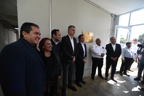 El gobernador Cuitláhuac García inauguró las nuevas oficinas centrales del COBAEV junto al director general del Colegio, Andrés Aguirre Juárez; los secretarios de Educación, Víctor Vargas; de Finanzas, José Luis Lima, y la presidenta del Congreso local, Adriana Esther Martínez.