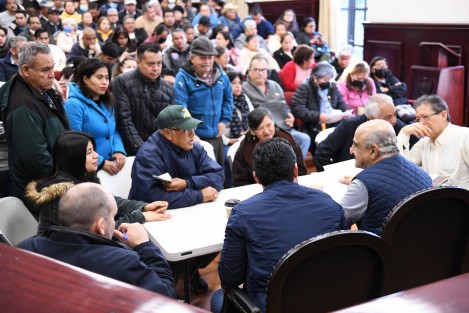 Cientos de xalapeños asistieron este lunes a Palacio Municipal para ser atendidos personalmente por el alcalde Ricardo Ahued Bardahuil y encontrar solución a los problemas de la comunidad, en una jornada más del programa Audiencias Ciudadanas.
