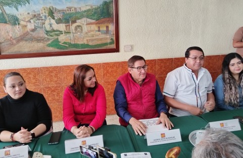 Varios veracruzanos se cuestionan si las mujeres que acompañan semana con semana las conferencias de prensa del PT son indiferentes a que personas recién arribadas a su partido sean apoyadas por el mismo para buscar cargos en las venideras elecciones. 