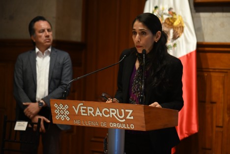 En compañia del gobernador Cuitláhuac García Jiménez, la fiscal Verónica Hernández confirmó un detenido por el asalto al local D’Oro Joyas, en Plaza Crystal. Otros 3 cómplices están prófugos. También cayeron 3 sujetos por el robo de casi 125 mil pesos a la joyería Merag, en Veracruz Puerto.