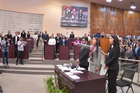En  resaltó 

Al comparecer ante legisladores en el Congreso local,la titular de la Fiscalía General del Estado (FGE), Verónica Hernández Giadiáns recordó que en Veracruz los casos de feminicidio van a la baja hasta en un 55 %. En 2023 se reportaron 45 casos.