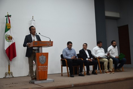  El gobernador Cuitláhuac García y funcionarios de SICT, CAPUFE, PMA, Espacios Educativos y SEDECOP dieron informes sobre la ampliación del Entronque Paso del Toro de la autopista Córdoba-Veracruz, sobre las obras en el Aquarium y los trabajos en el estadio Luis Pirata Fuente. 