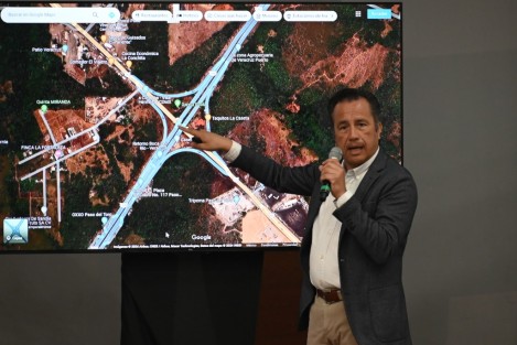  El gobernador Cuitláhuac García y funcionarios de SICT, CAPUFE, PMA, Espacios Educativos y SEDECOP dieron informes sobre la ampliación del Entronque Paso del Toro de la autopista Córdoba-Veracruz, sobre las obras en el Aquarium y los trabajos en el estadio Luis Pirata Fuente. 