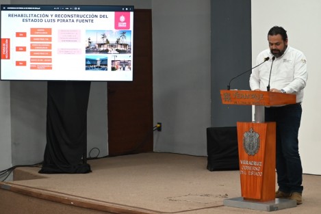  El gobernador Cuitláhuac García y funcionarios de SICT, CAPUFE, PMA, Espacios Educativos y SEDECOP dieron informes sobre la ampliación del Entronque Paso del Toro de la autopista Córdoba-Veracruz, sobre las obras en el Aquarium y los trabajos en el estadio Luis Pirata Fuente. 