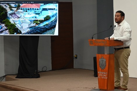  El gobernador Cuitláhuac García y funcionarios de SICT, CAPUFE, PMA, Espacios Educativos y SEDECOP dieron informes sobre la ampliación del Entronque Paso del Toro de la autopista Córdoba-Veracruz, sobre las obras en el Aquarium y los trabajos en el estadio Luis Pirata Fuente. 