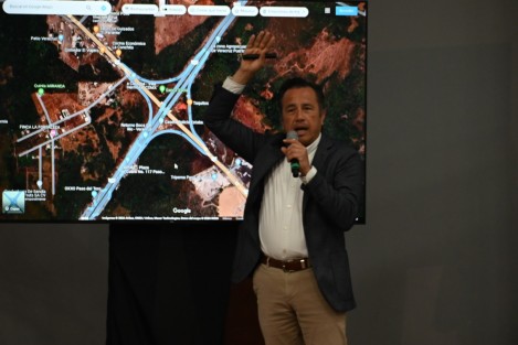  Entre las gestiones más importantes del gobernador Cuitláhuac García Jiménez, esta semana iniciaron los trabajos de adecuación del entronque de la caseta 117 Paso del Toro, donde será completado el carril del puente y construida una gasa de incorporación a la Carretera 180 que resolverán los problemas de tráfico hasta en un 70 por ciento.