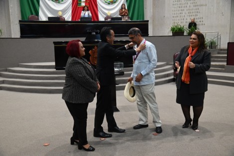 Gilberto Gutiérrez Silva, el legendario músico promotor del son jarocho, fue galardonado con la Medalla Adolfo Ruiz Cortines en el Congreso del Estado, siendo entregada tal distinción por el gobernador del estado, Cuitláhuac García Jiménez.