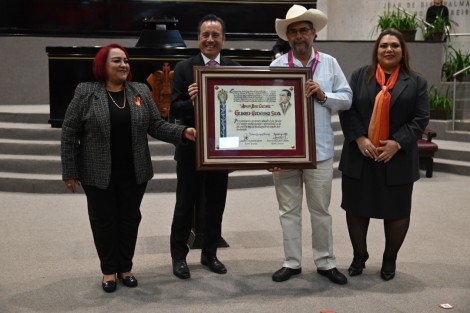 Gilberto Gutiérrez Silva, el legendario músico promotor del son jarocho, fue galardonado con la Medalla Adolfo Ruiz Cortines en el Congreso del Estado, siendo entregada tal distinción por el gobernador del estado, Cuitláhuac García Jiménez.