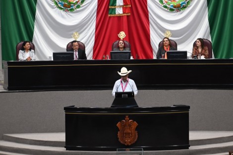 Gilberto Gutiérrez Silva, el legendario músico promotor del son jarocho, fue galardonado con la Medalla Adolfo Ruiz Cortines en el Congreso del Estado, siendo entregada tal distinción por el gobernador del estado, Cuitláhuac García Jiménez.