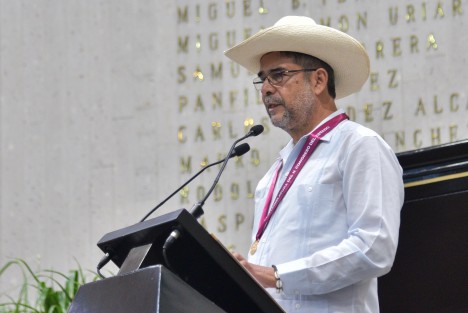El reconocido promotor cultural dedicó la medalla Adolfo Ruiz Cortines a todos los músicos que al día de hoy andarían en los 120 años o más, que, en los momentos difíciles de la tradición, de una u otra manera conservaron los saberes y las costumbres y nos las enseñaron, a mi generación, para que pudiéramos continuar con los Fandangos, fiesta que nos identifica, y nos convoca a convivir de manera multigeneracional y sin distingos de nivel económico, raza, color o credo.