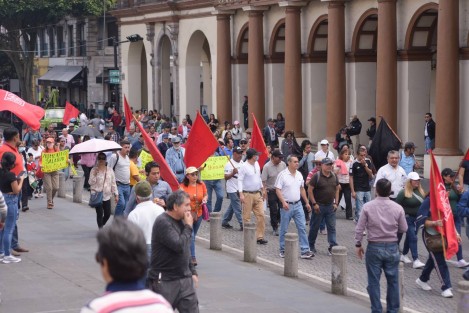 Integrantes del SETSUV marcharon por calles del Centro de Xalapa y en otras ciudades de la entidad. Reiteran que se irán a huelga de no obtener el aumento salarial que demandan.