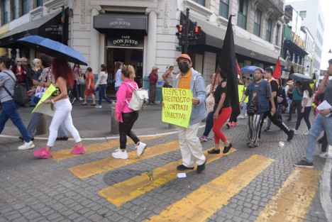 Integrantes del SETSUV marcharon por calles del Centro de Xalapa y en otras ciudades de la entidad. Reiteran que se irán a huelga de no obtener el aumento salarial que demandan.