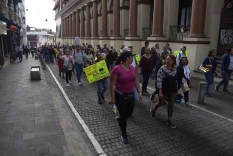 Integrantes del SETSUV marcharon por calles del Centro de Xalapa y en otras ciudades de la entidad. Reiteran que se irán a huelga de no obtener el aumento salarial que demandan.