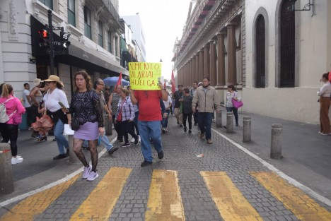 Integrantes del SETSUV marcharon por calles del Centro de Xalapa y en otras ciudades de la entidad. Reiteran que se irán a huelga de no obtener el aumento salarial que demandan.