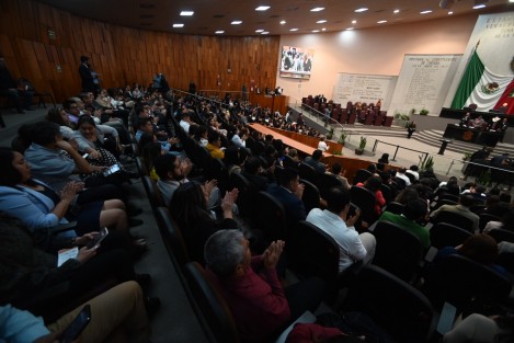 Luego de tres preguntas formuladas con los pocos diputados presentes, en menos de una hora se realizó la comparecencia del titular del IVAI; donde lo más notorio fue la presencia de los <em> invitados especiales</em>.