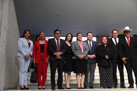 Tardó más la sesión de fotos, que la misma comparecencia. 