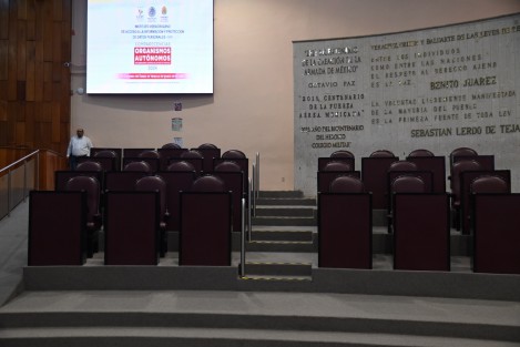 He aquí la representación de los veracruzanos. Diputados quienes en mantas pidieron asumir ese encargo, hoy en día no se les ve. Cabe señalar que varios de ellos están buscando repetir en la nómina. ¿Necesita Veracruz 50 diputados o sólo 10?