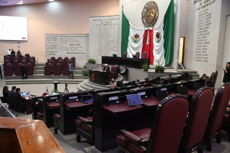 He aquí la representación de los veracruzanos. Diputados quienes en mantas pidieron asumir ese encargo, hoy en día no se les ve. Cabe señalar que varios de ellos están buscando repetir en la nómina. ¿Necesita Veracruz 50 diputados o sólo 10?