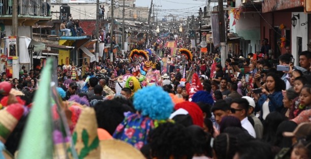 Como cada año, en Teocelo, Ver., cientos de visitantes acudieron a presenciar la tradicional bajada del arco en honor al Santo Entierro de Cristo, en compañía de danzantes de varios municipios de la región, con los tradicionales payasos y tocotines.
