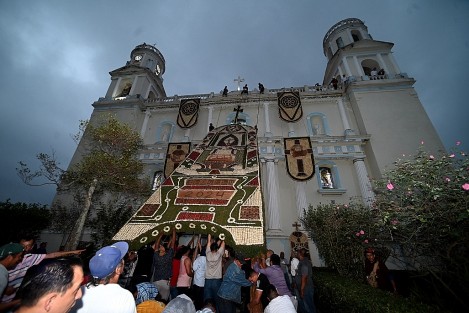 Como cada año, en Teocelo, Ver., cientos de visitantes acudieron a presenciar la tradicional bajada del arco en honor al Santo Entierro de Cristo, en compañía de danzantes de varios municipios de la región, con los tradicionales payasos y tocotines.