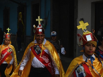 Como cada año, en Teocelo, Ver., cientos de visitantes acudieron a presenciar la tradicional bajada del arco en honor al Santo Entierro de Cristo, en compañía de danzantes de varios municipios de la región, con los tradicionales payasos y tocotines.