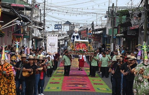 Una alfombra hecha con aserrín es el principal testigo de la fe religiosa, sumada a la música y la alegría que contagian a cientos de personas que participan de la tradicional procesión por la calle principal. 