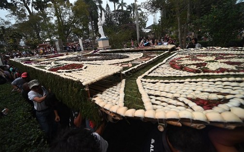 El arco floral tiene aproximadamente 15 metros de altura y un peso de 1.5 toneladas. 