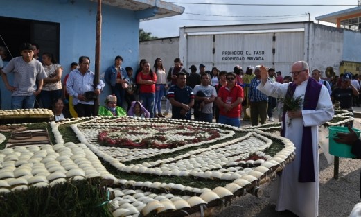 El arco floral tiene aproximadamente 15 metros de altura y un peso de 1.5 toneladas. 