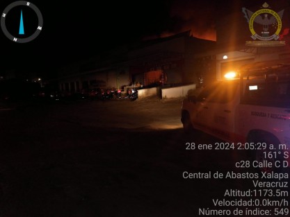 Un local de la Central de abastos, dedicado a la venta de plásticos y desechables, se incendió y fue consumido por el fuego durante la madrugada de este domingo.