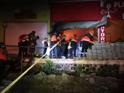 Un local de la Central de abastos, dedicado a la venta de plásticos y desechables, se incendió y fue consumido por el fuego durante la madrugada de este domingo.