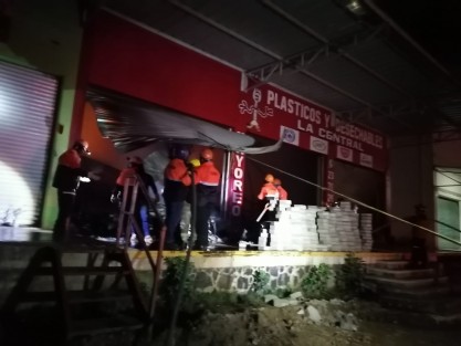 Un local de la Central de abastos, dedicado a la venta de plásticos y desechables, se incendió y fue consumido por el fuego durante la madrugada de este domingo.