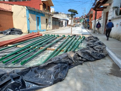Una vez concluidos los trabajos en drenaje y tomas de agua, los avances en la rehabilitación de la calle Independencia son más notorios. Primer tramo está casi listo. 