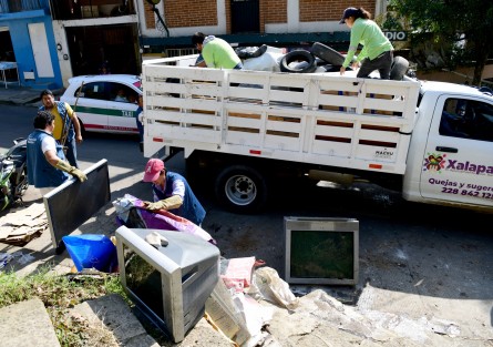Con el fin de prevenir enfermedades como dengue, zika y chikungunya, el Ayuntamiento, a través de la Dirección de Salud, realizó este sábado una jornada de descacharrización en la colonia Arroyo Blanco.  