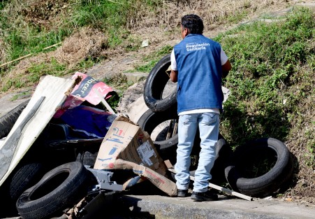 Con el fin de prevenir enfermedades como dengue, zika y chikungunya, el Ayuntamiento, a través de la Dirección de Salud, realizó este sábado una jornada de descacharrización en la colonia Arroyo Blanco.  