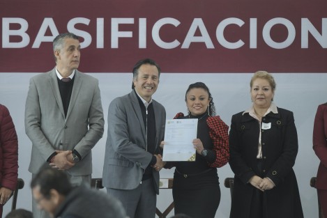 Al hacer válidas 2 mil 506 nuevas plazas, el gobernador Cuitláhuac García Jiménez extendió un agradecimiento al magisterio por su desempeño a favor de la enseñanza, no obstante los ataques que resistieron tras la mal llamada reforma educativa. 