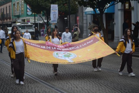 Alumnos y maestros de la Escuela Secundaria Técnica Industrial No. 3 se unieron en una caminata por el Día Escolar de la No violencia y la paz. Su objetivo es fomentar una cultura de paz, tolerancia y respeto a los Derechos Humanos en los centros educativos. Con mensajes y bailes, recorrieron las calles Ávila Camacho y Enríquez.