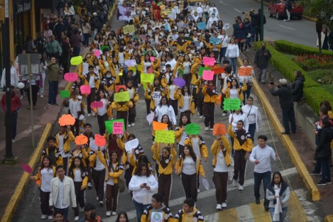 Alumnos y maestros de la Escuela Secundaria Técnica Industrial No. 3 se unieron en una caminata por el Día Escolar de la No violencia y la paz. Su objetivo es fomentar una cultura de paz, tolerancia y respeto a los Derechos Humanos en los centros educativos. Con mensajes y bailes, recorrieron las calles Ávila Camacho y Enríquez.