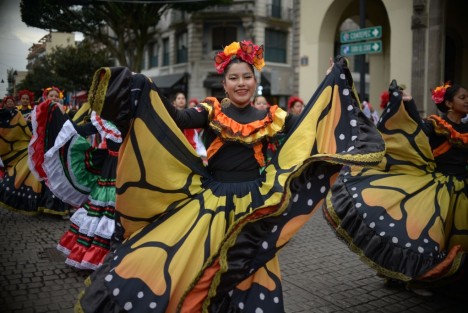 Alumnos y maestros de la Escuela Secundaria Técnica Industrial No. 3 se unieron en una caminata por el Día Escolar de la No violencia y la paz. Su objetivo es fomentar una cultura de paz, tolerancia y respeto a los Derechos Humanos en los centros educativos. Con mensajes y bailes, recorrieron las calles Ávila Camacho y Enríquez.