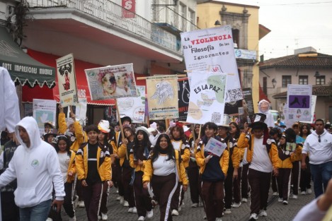 Alumnos y maestros de la Escuela Secundaria Técnica Industrial No. 3 se unieron en una caminata por el Día Escolar de la No violencia y la paz. Su objetivo es fomentar una cultura de paz, tolerancia y respeto a los Derechos Humanos en los centros educativos. Con mensajes y bailes, recorrieron las calles Ávila Camacho y Enríquez.