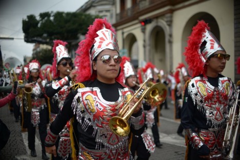 Alumnos y maestros de la Escuela Secundaria Técnica Industrial No. 3 se unieron en una caminata por el Día Escolar de la No violencia y la paz. Su objetivo es fomentar una cultura de paz, tolerancia y respeto a los Derechos Humanos en los centros educativos. Con mensajes y bailes, recorrieron las calles Ávila Camacho y Enríquez.