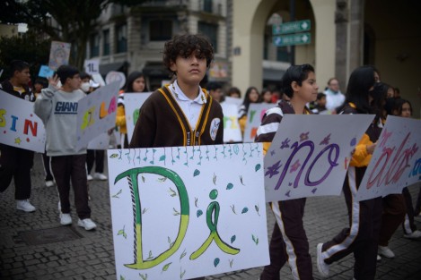 Alumnos y maestros de la Escuela Secundaria Técnica Industrial No. 3 se unieron en una caminata por el Día Escolar de la No violencia por la paz. Su objetivo es fomentar una cultura de paz, tolerancia y respeto a los Derechos Humanos en los centros educativos. Con mensajes y bailes, recorrieron las calles Ávila Camacho y Enríquez.