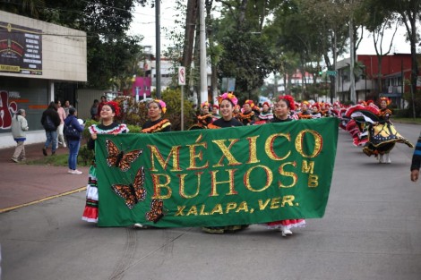 Alumnos y maestros de la Escuela Secundaria Técnica Industrial No. 3 se unieron en una caminata por el Día Escolar de la No violencia por la paz. Su objetivo es fomentar una cultura de paz, tolerancia y respeto a los Derechos Humanos en los centros educativos. Con mensajes y bailes, recorrieron las calles Ávila Camacho y Enríquez.