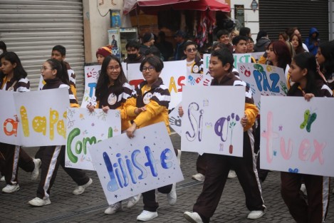 Alumnos y maestros de la Escuela Secundaria Técnica Industrial No. 3 se unieron en una caminata por el Día Escolar de la No violencia por la paz. Su objetivo es fomentar una cultura de paz, tolerancia y respeto a los Derechos Humanos en los centros educativos. Con mensajes y bailes, recorrieron las calles Ávila Camacho y Enríquez.