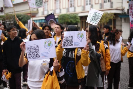 Alumnos y maestros de la Escuela Secundaria Técnica Industrial No. 3 se unieron en una caminata por el Día Escolar de la No violencia por la paz. Su objetivo es fomentar una cultura de paz, tolerancia y respeto a los Derechos Humanos en los centros educativos. Con mensajes y bailes, recorrieron las calles Ávila Camacho y Enríquez.