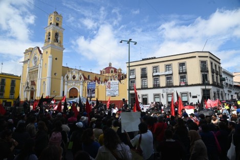 Agremiados del SETSUV marcharon nuevamente por calles de la capital veracruzana en demanda del cumplimiento de sus demandas laborales, entre éstas el incremento salarial del 20%. 