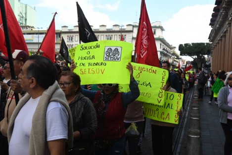 Agremiados del SETSUV marcharon nuevamente por calles de la capital veracruzana en demanda del cumplimiento de sus demandas laborales, entre éstas el incremento salarial del 20%. 